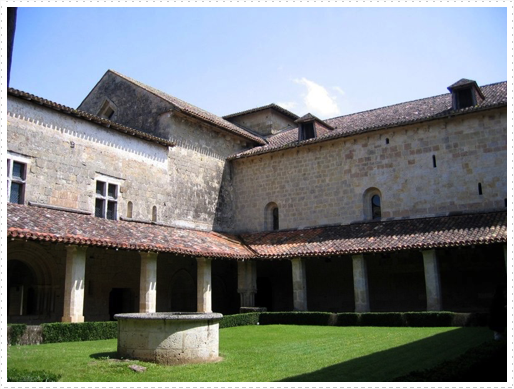 Abbaye De Flaran - courtyard Abbaye De Flaran - courtyard