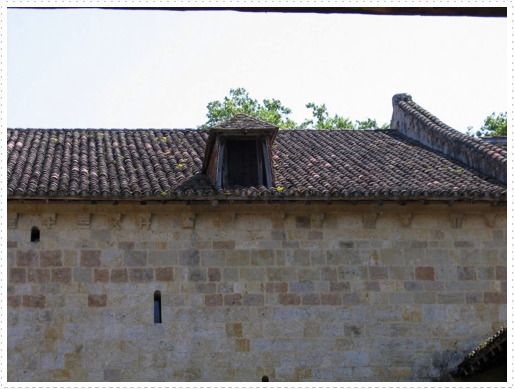 Abbaye De Flaran - roof top from courtyard Abbaye De Flaran - roof top from courtyard