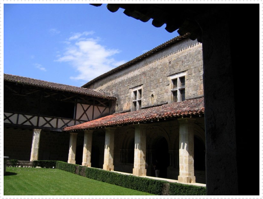 Abbaye De Flaran - courtyard Abbaye De Flaran - courtyard