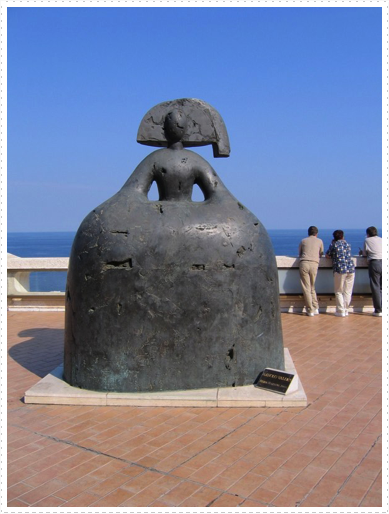 Statue by Manolo Valdes Statue by Manolo Valdes