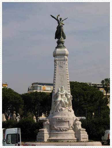 Statue facing bay in Nice, France Statue facing bay in Nice, France